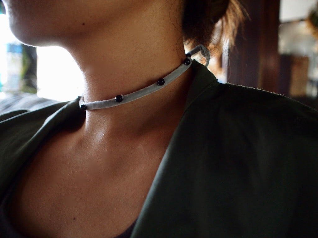 &RINA dots stone Ribbon Choker_Gray