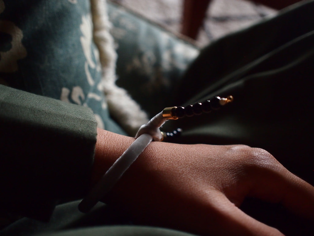 &RINA Side stone Ribbon Bracelet_Gray