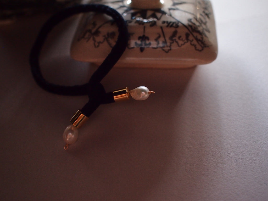 &RINA Side Pearl Ribbon Bracelet_BLK