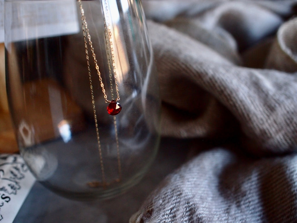 10K NUDE STONE NECKLACE / Garnet cut