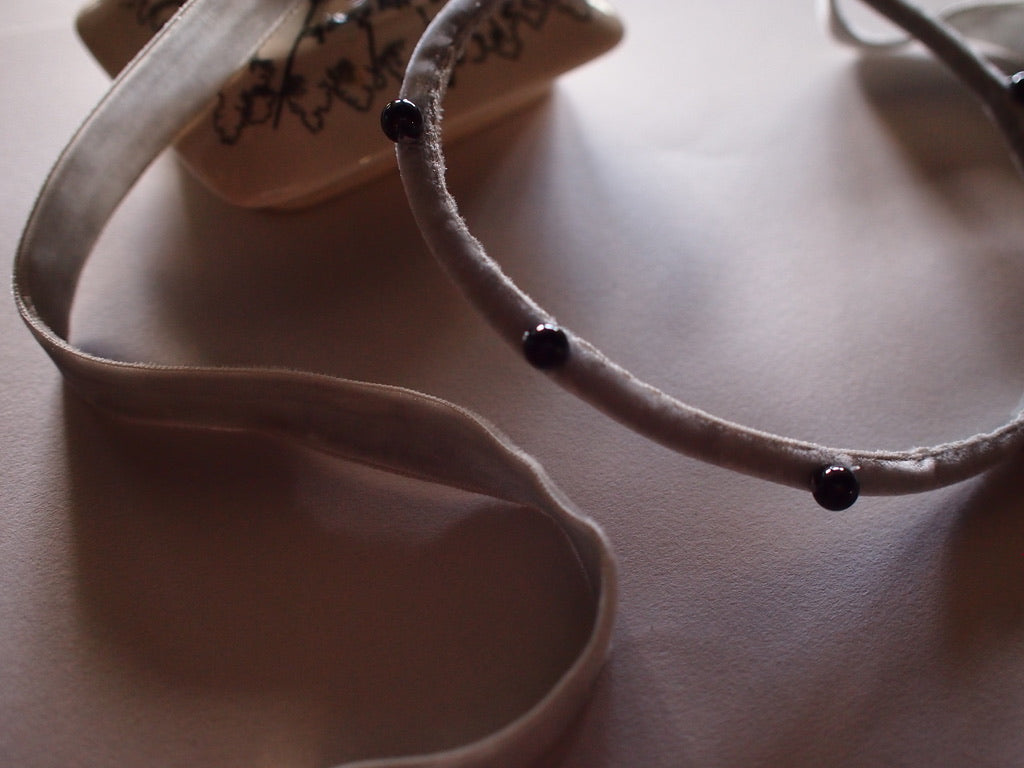 &RINA dots stone Ribbon Choker_Gray