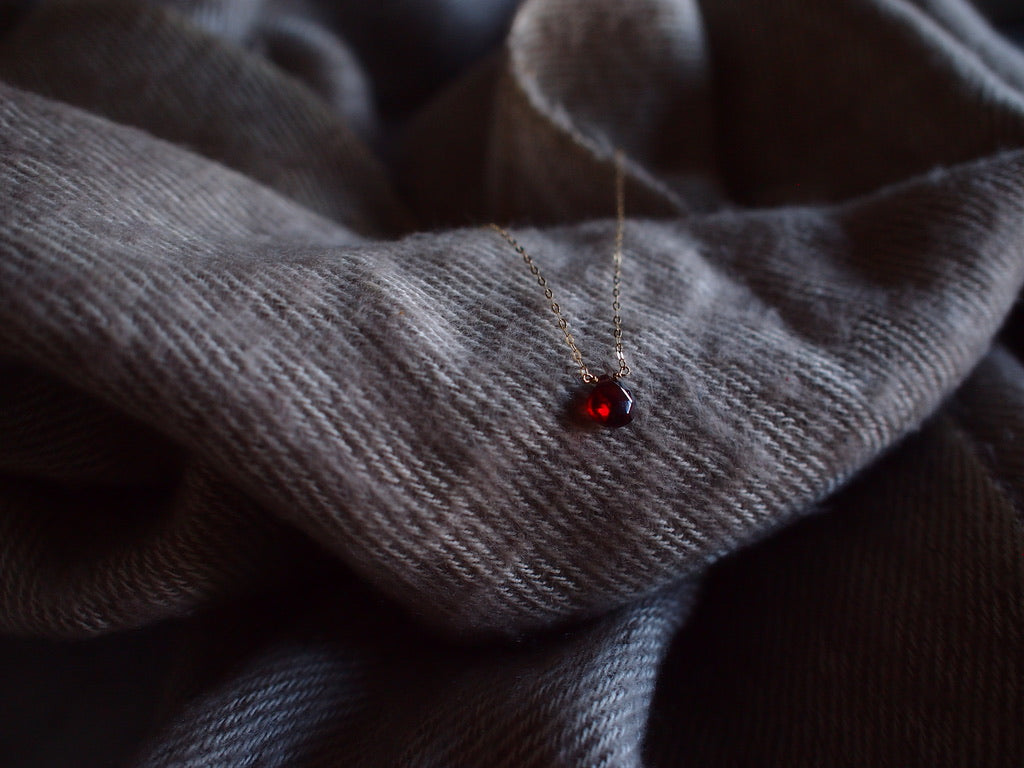 10K NUDE STONE NECKLACE / Garnet cut