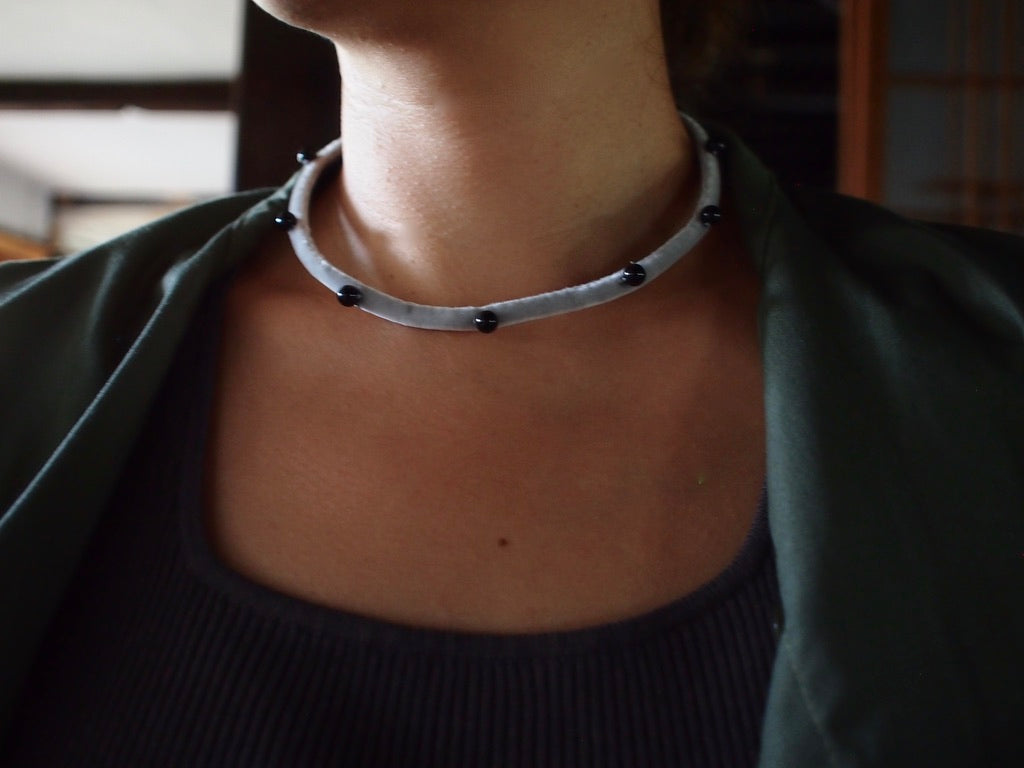 &RINA dots stone Ribbon Choker_Gray