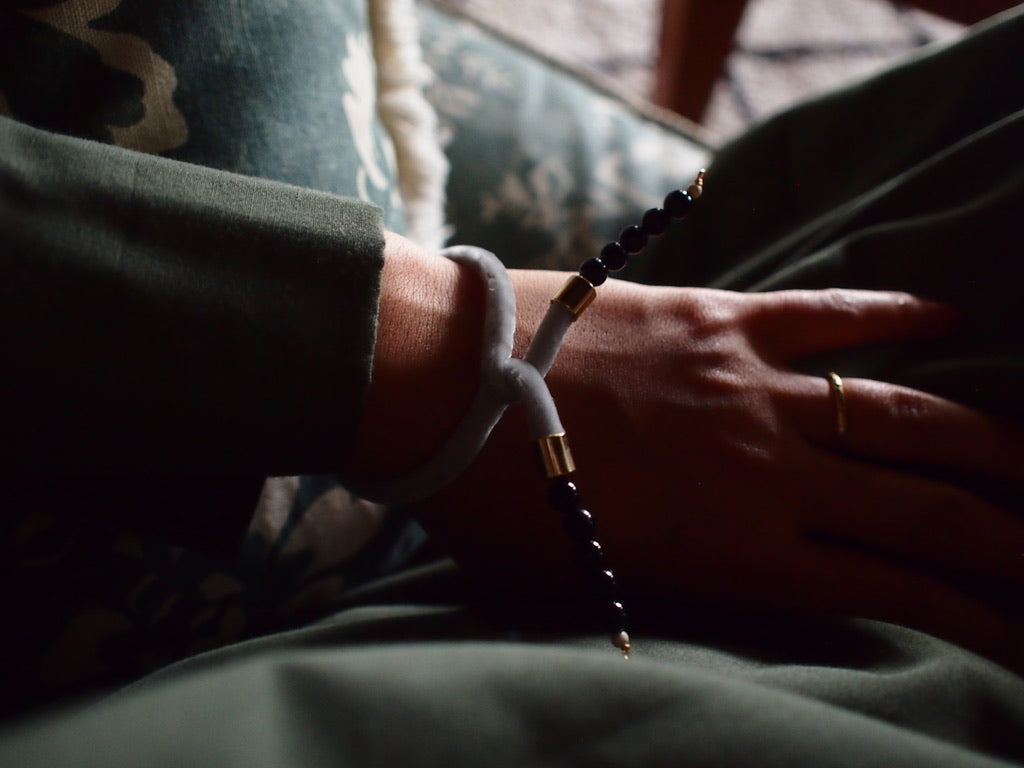 &RINA Side stone Ribbon Bracelet_Gray