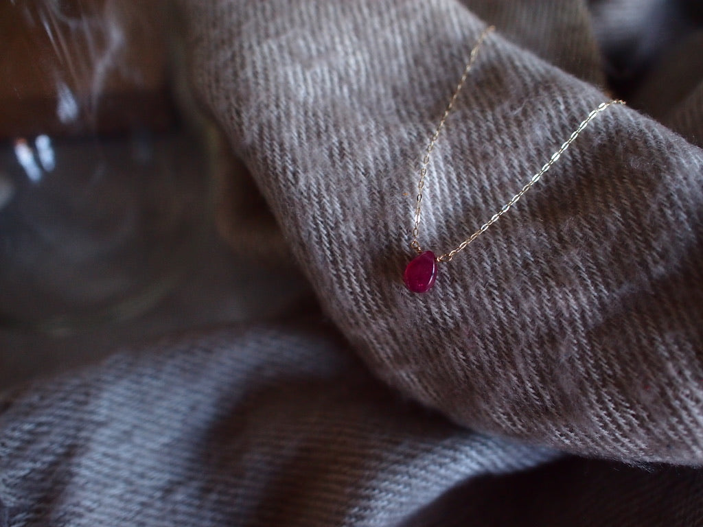 10K NUDE STONE NECKLACE / RUBY uncut