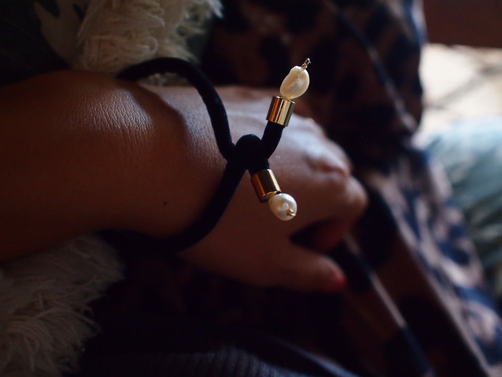 &RINA Side Pearl Ribbon Bracelet_BLK