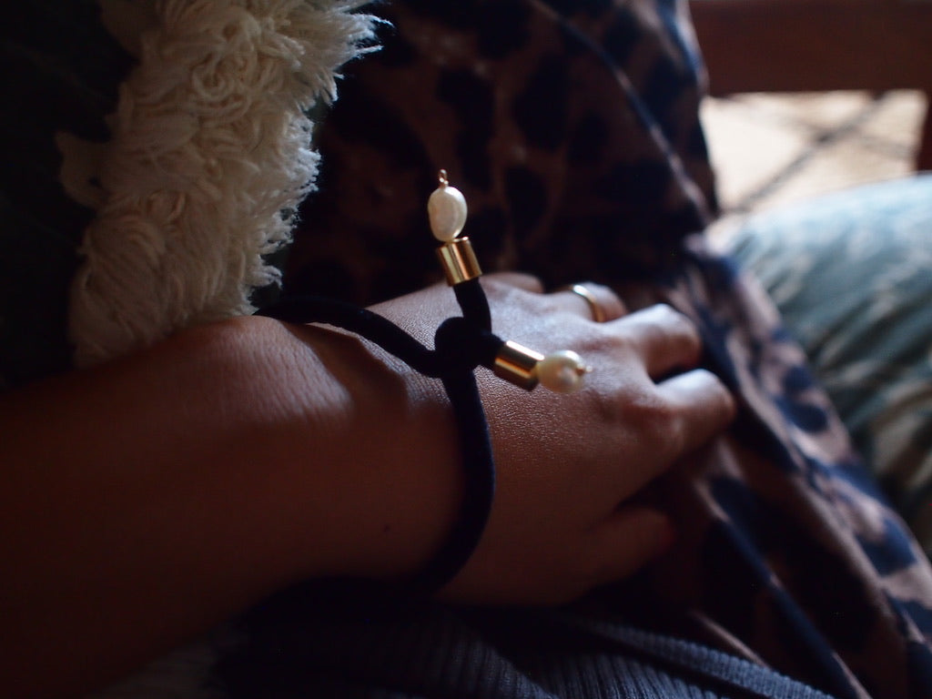 &RINA Side Pearl Ribbon Bracelet_BLK