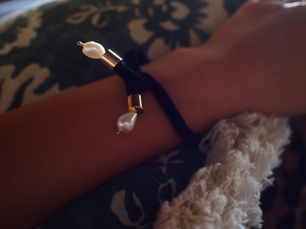 &RINA Side Pearl Ribbon Bracelet_BLK