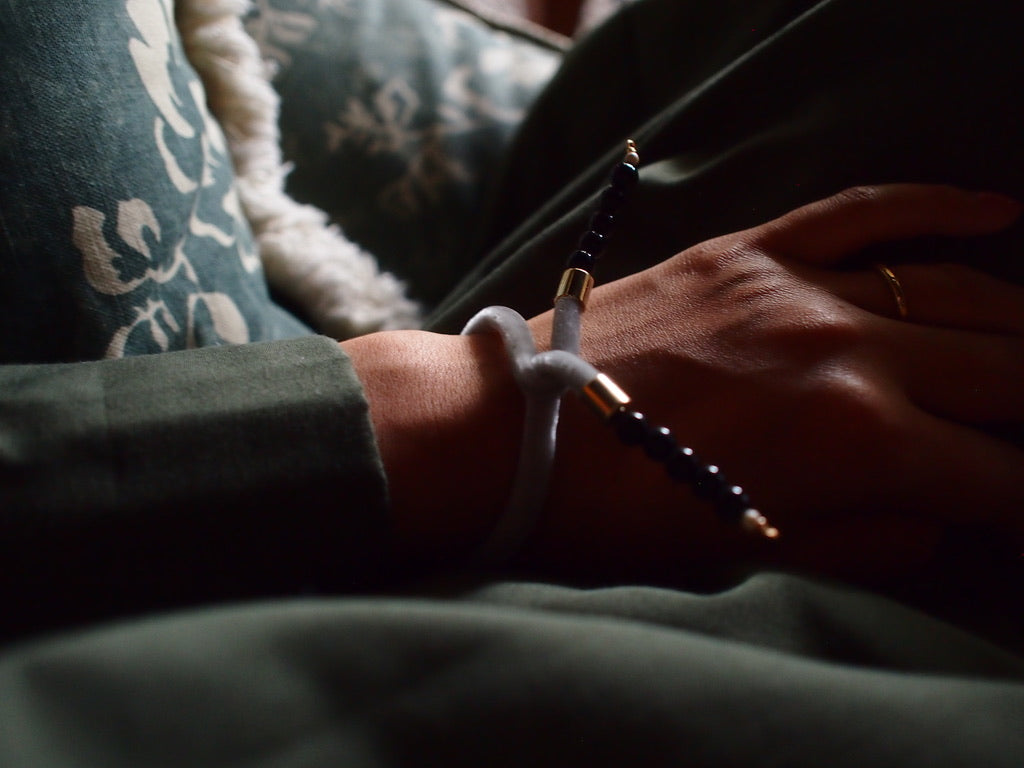 &RINA Side stone Ribbon Bracelet_Gray