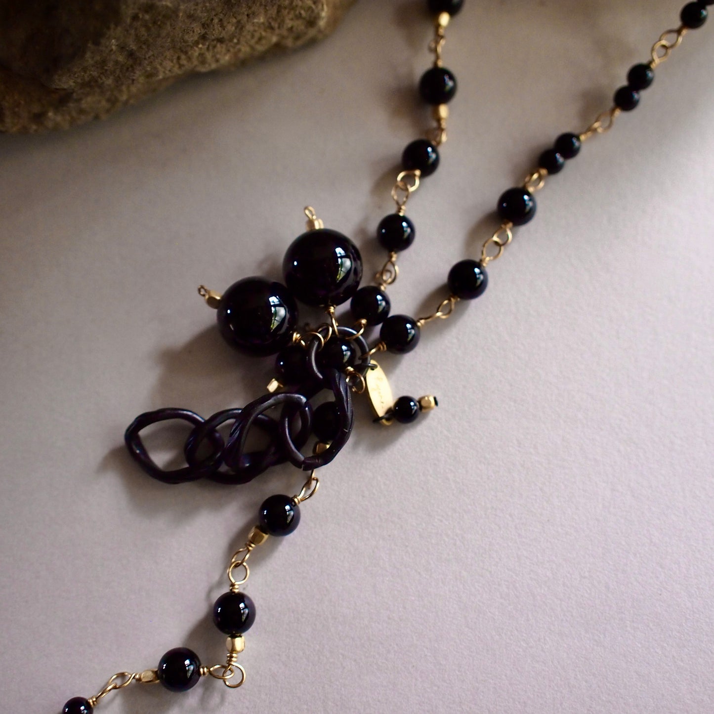 CHELSEA PENDANT NECKLACE_BLACK