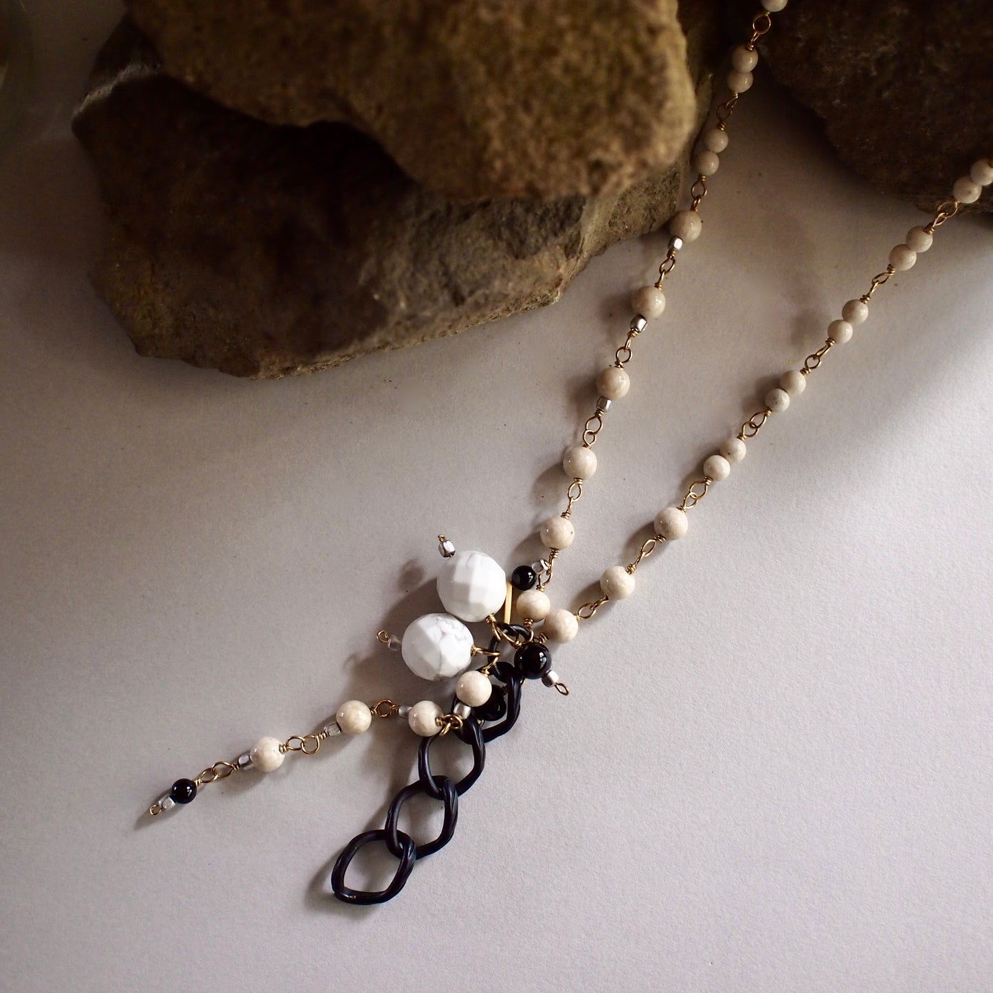 CHELSEA PENDANT NECKLACE_WHITE