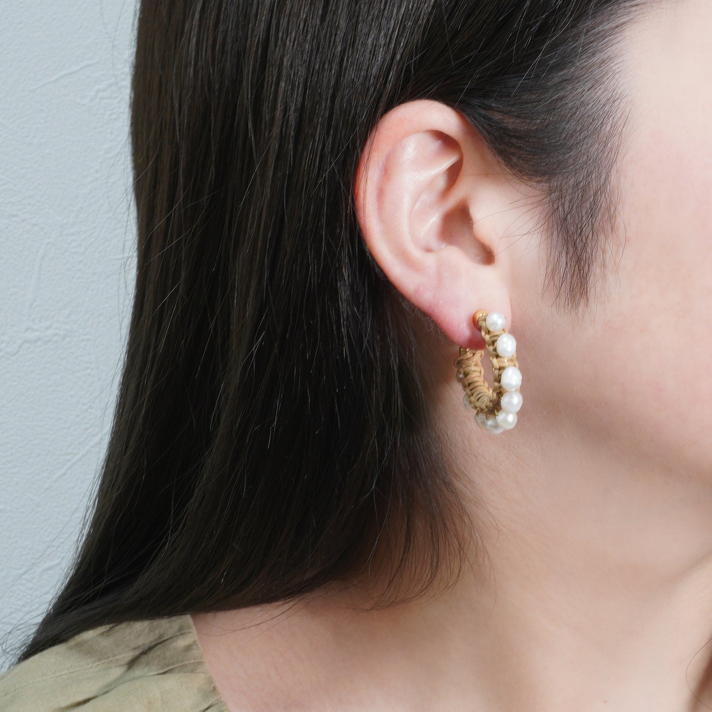 CANDY PEARL CHUNKY HOOP EARRING