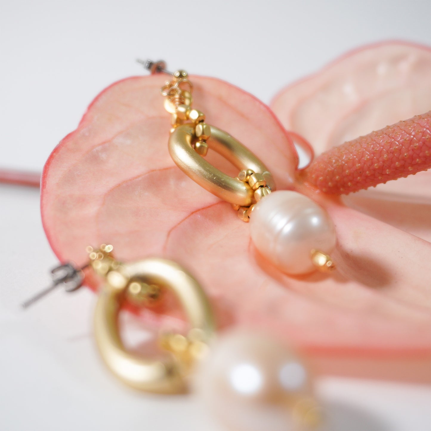 BANGKOK EGG CHAIN PIERCE/EARRING