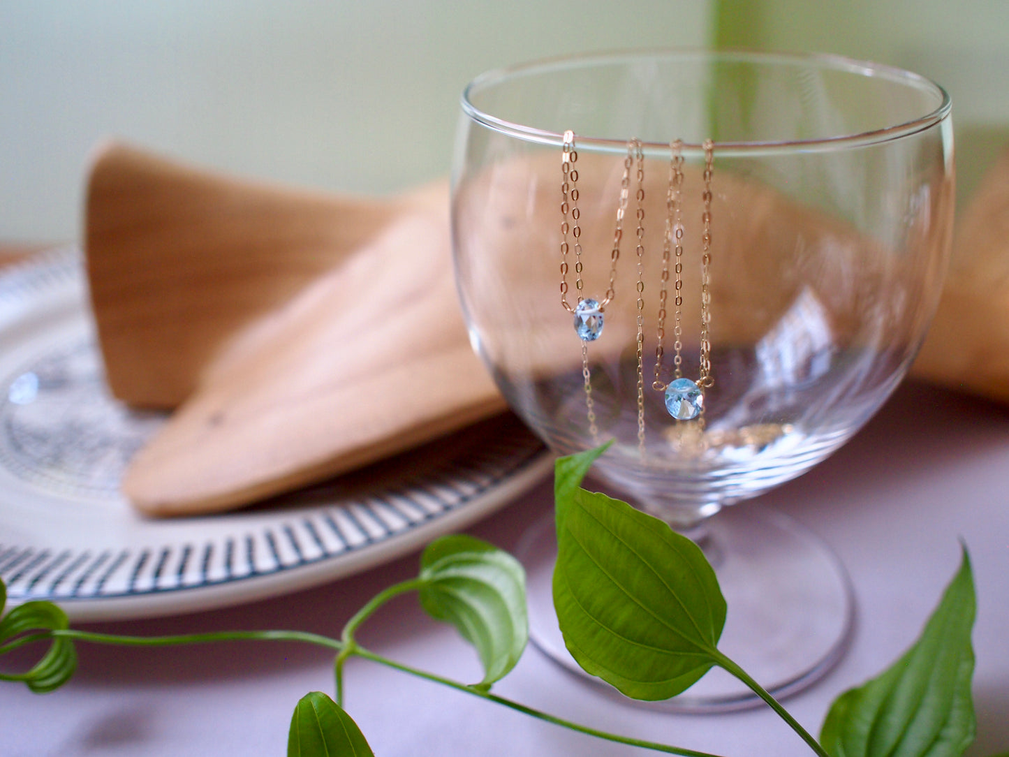 10K NUDE STONE NECKLACE / BLUE TOPAZ cut obal