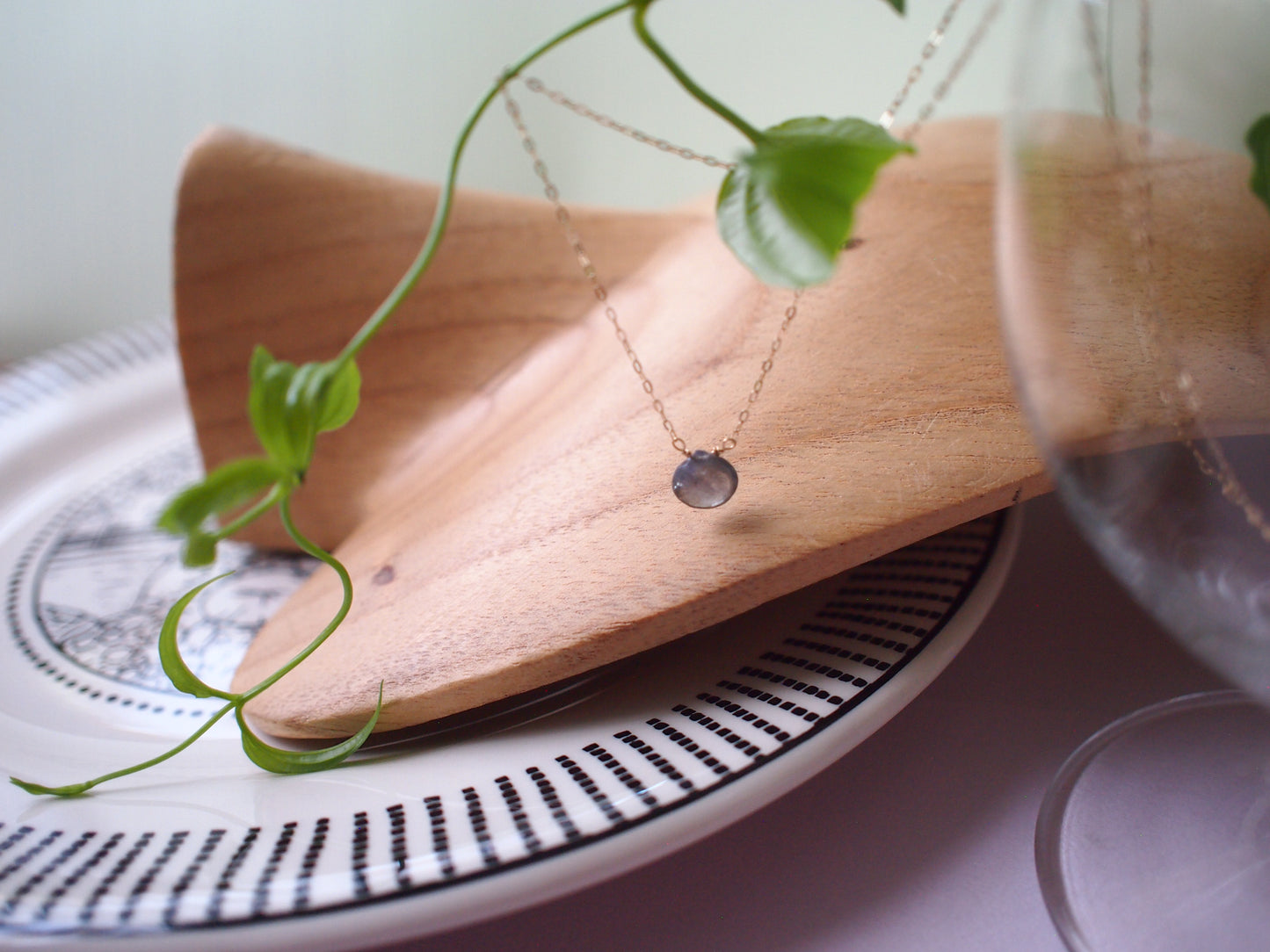 10K NUDE STONE NECKLACE / LABRADORITE cut