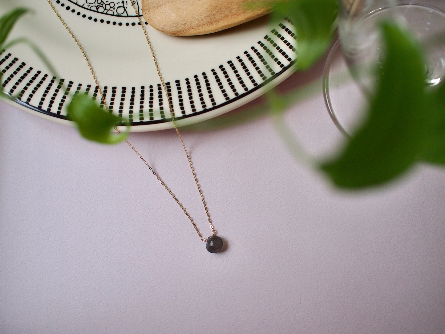 10K NUDE STONE NECKLACE / LABRADORITE cut