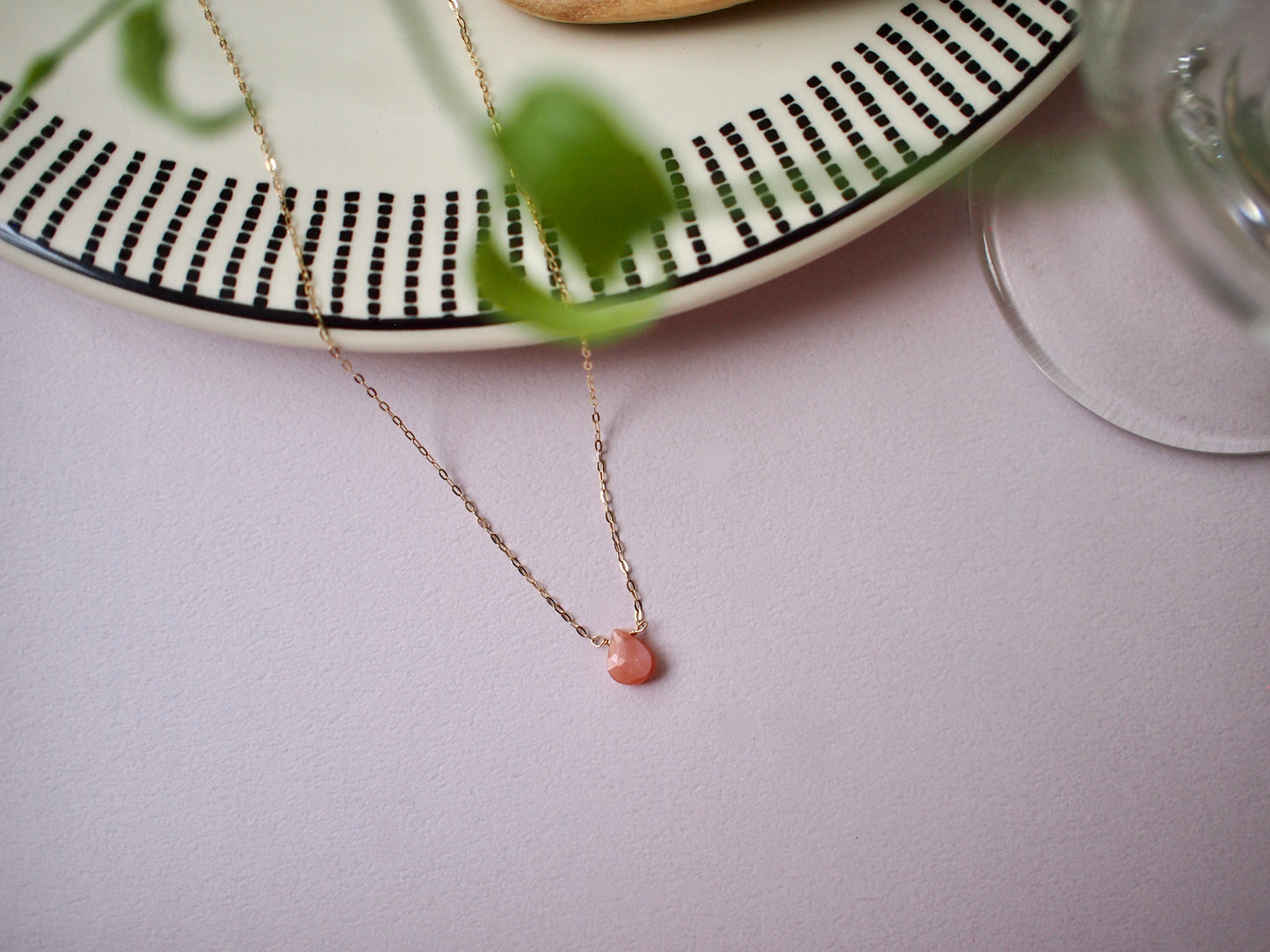 10K NUDE STONE NECKLACE / MOONSTONE cut