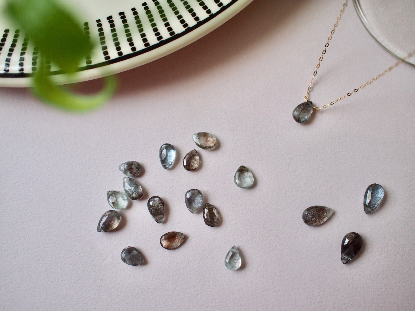 10K NUDE STONE NECKLACE / MOSS AQUAMARINE cut