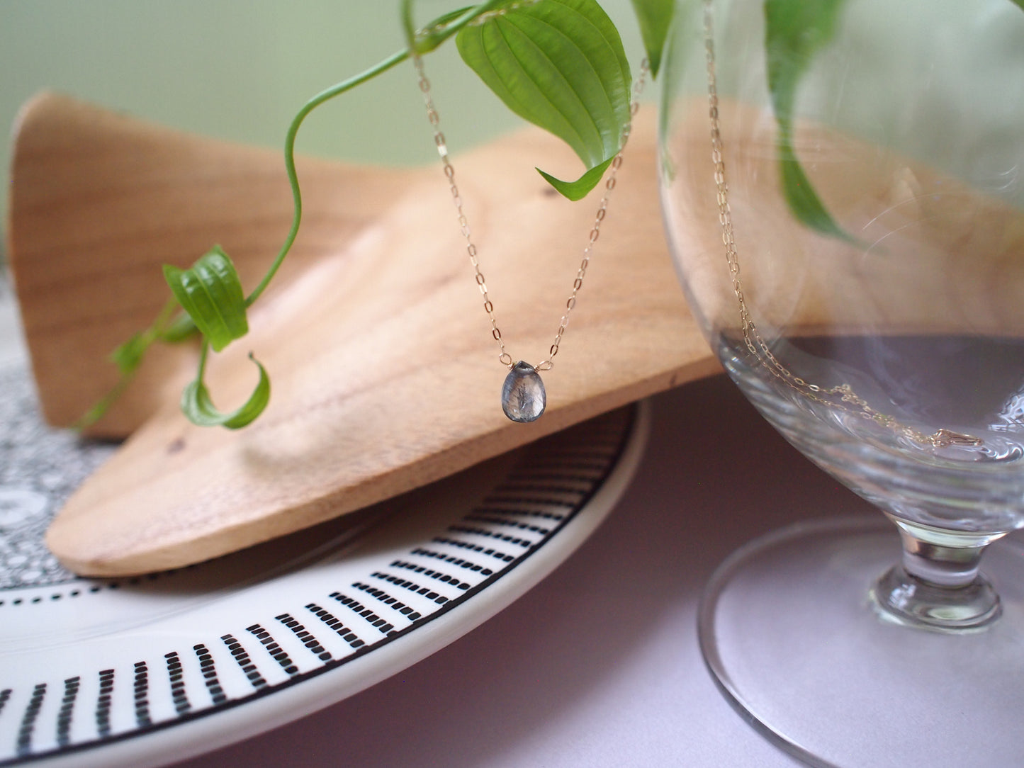 10K NUDE STONE NECKLACE / MOSS AQUAMARINE cut