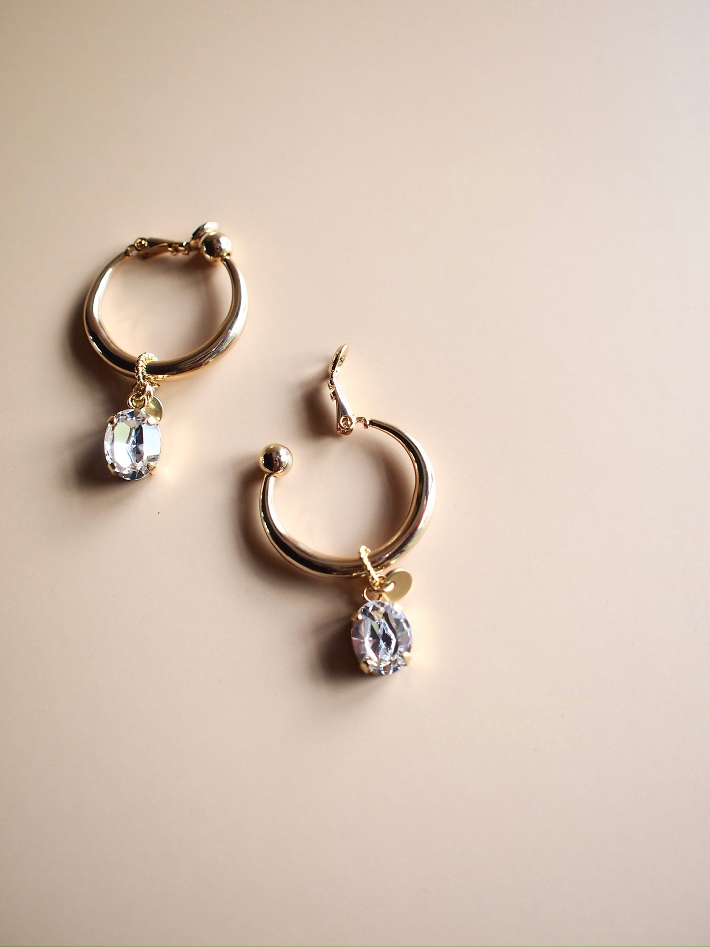 Daily Luxe_CHUNKY HOOP crystal charm_gold Crystal ピアス・イヤリング
