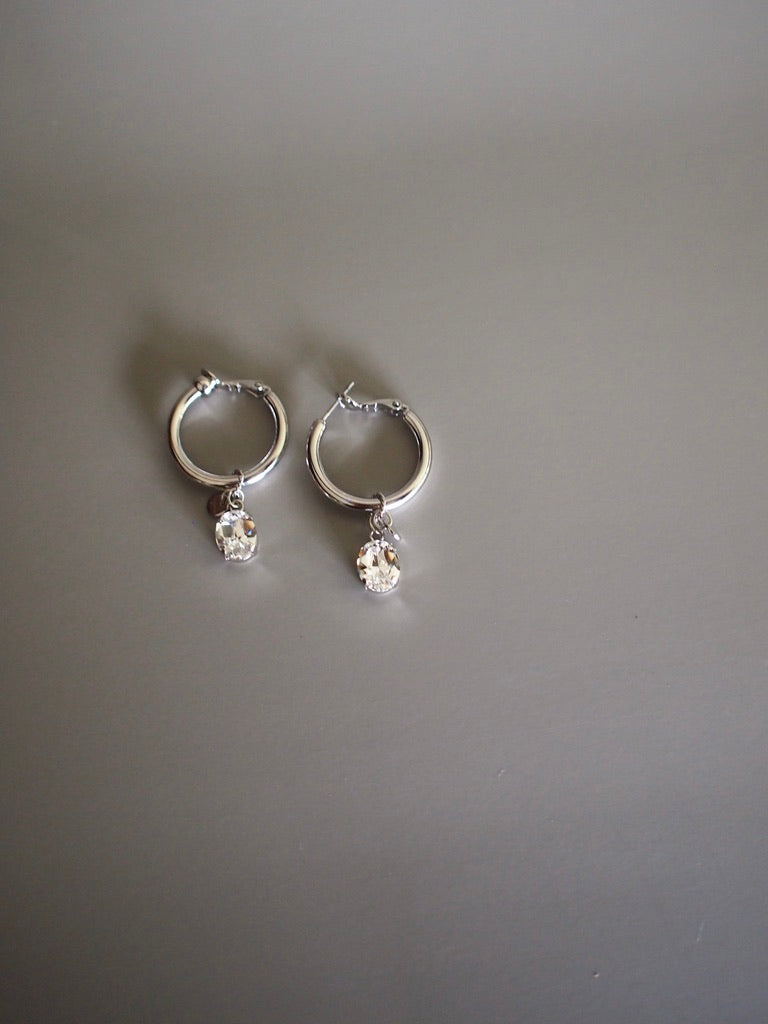 Daily Luxe_CHUNKY HOOP crystal charm_Silver Crystal ピアス・イヤリング