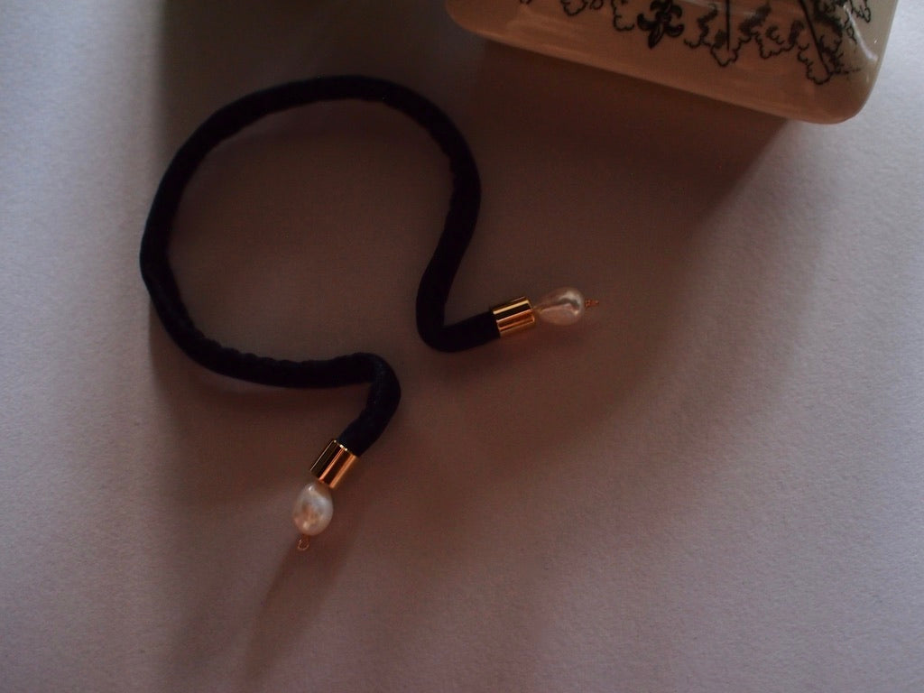 &RINA Side Pearl Ribbon Bracelet_BLK