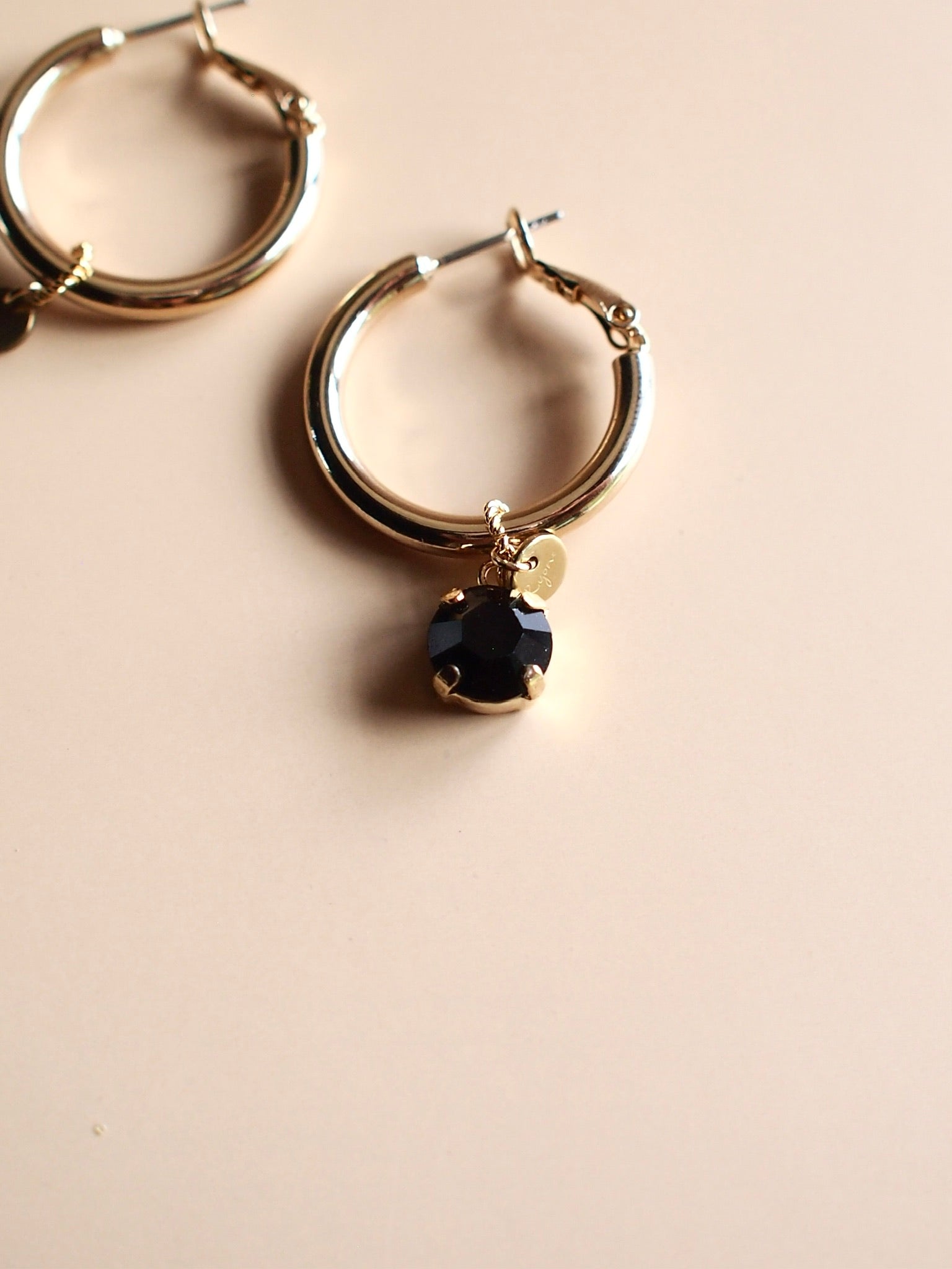 Daily Luxe_CHUNKY HOOP crystal charm_gold JET ピアス・イヤリング
