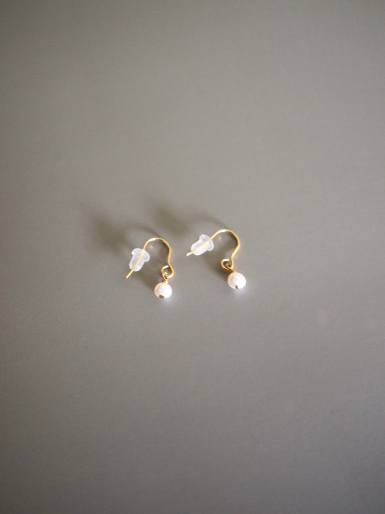 Daily Luxe_one baby pearl hook_Goldピアス