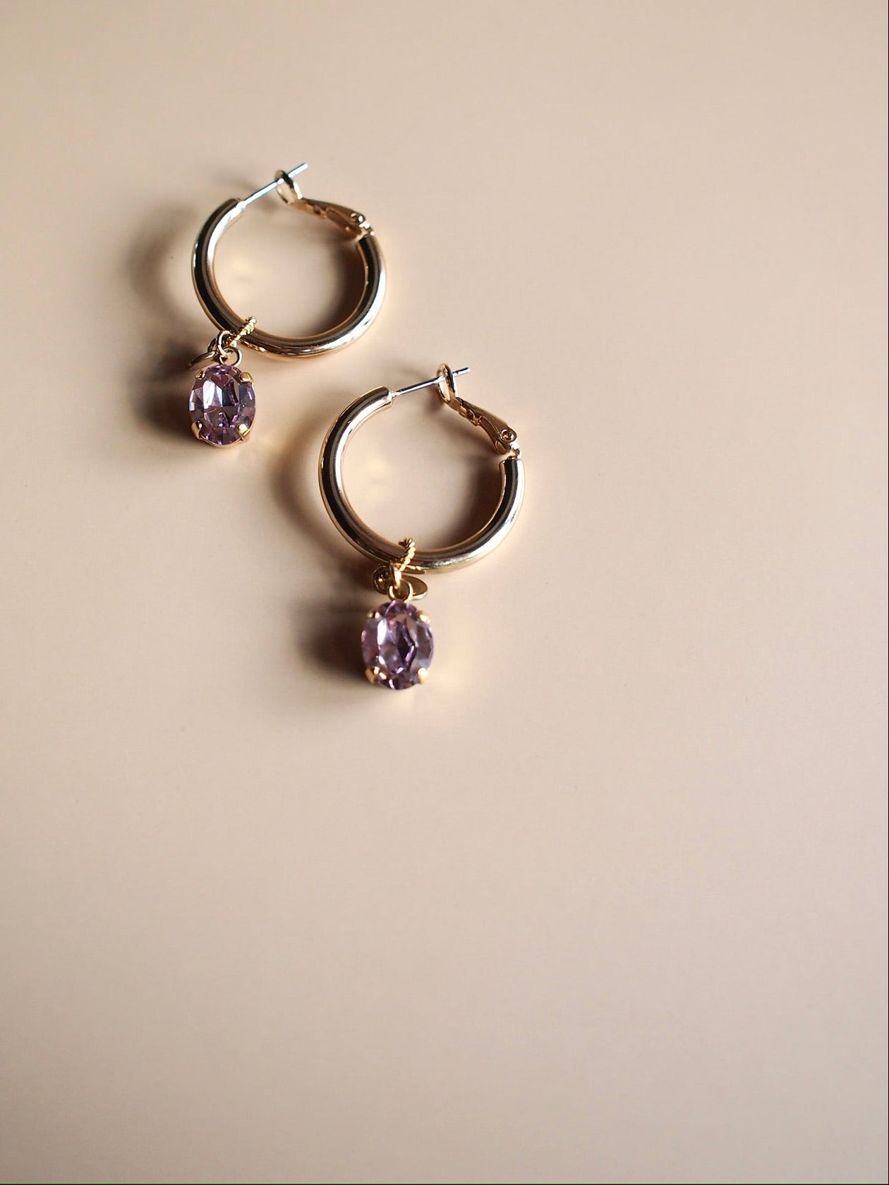 Daily Luxe_CHUNKY HOOP crystal charm_gold L.lavenderピアス・イヤリング