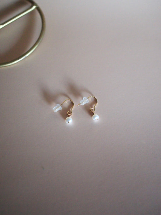 Daily Luxe_one baby pearl hook_Goldピアス