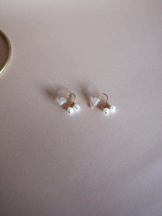 Daily Luxe_two baby pearls hook_Goldピアス